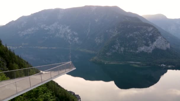 Halstatt HallstatterのSkywalkプラットフォームオーストリア アルプス山脈の背景 ストックビデオを参照してください 高品質4K映像 — ストック動画