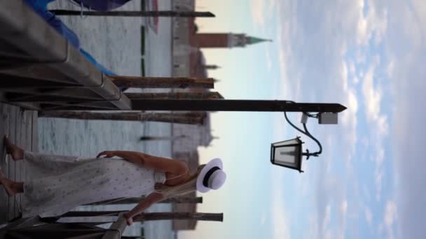 Щаслива Жінка Білій Сукні Ходить Венеції Італія Вертикальні Відеозаписи Високоякісні — стокове відео
