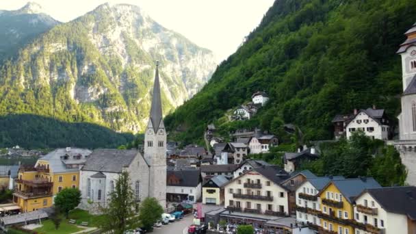 在美丽的阳光下俯瞰奥地利阿尔卑斯山中著名的哈尔斯塔特山村全景 高质量的4K镜头 — 图库视频影像
