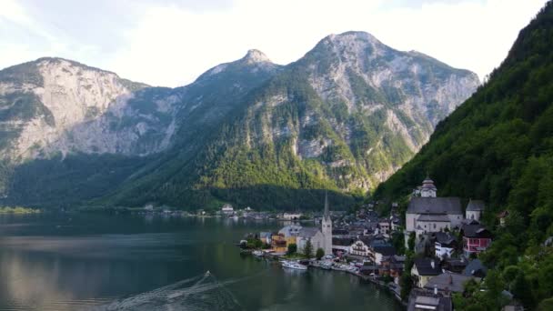 Panoramisch Uitzicht Hallstatt Dorpshuizen Stock Drone Video Bergen Achtergrond Oostenrijk — Stockvideo