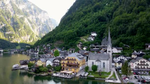 在美丽的阳光下俯瞰奥地利阿尔卑斯山中著名的哈尔斯塔特山村 高质量的4K镜头 — 图库视频影像