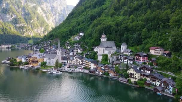 奥地利阿尔卑斯山脉哈尔斯塔特湖上哈尔斯塔特村的俯瞰 山脉背景 高质量的4K镜头 — 图库视频影像