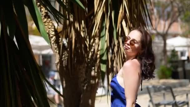 Una Chica Vestido Azul Camina Largo Callejón Palma Día Soleado — Vídeos de Stock