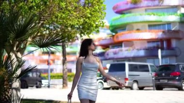 Güneş gözlüklü kız İbiza 'nın eski caddesinde yürüyor ve tatil köyünün tadını çıkarıyor. Yüksek kalite 4k görüntü
