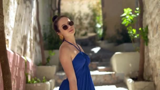 Chica Azul Caminando Callejón Posando Cámara Calles Ibiza Imágenes Alta — Vídeo de stock