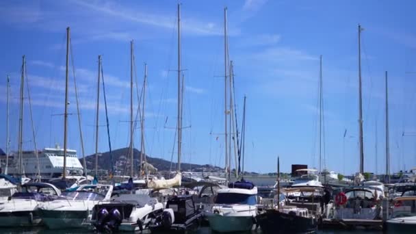小船和小帆船停泊在伊比扎一个美丽的码头 高质量的4K镜头 — 图库视频影像