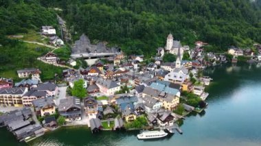 Avusturya Alplerinde Hallstatter Gölü 'ndeki Hallstatt köyünün hava manzarası, dağlar. Yüksek kalite 4k görüntü