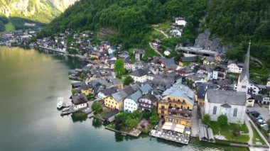 Hallstatt köyünün panoramik manzarası, Avusturya Stok insansız hava aracı videosundaki dağlar. Yüksek kalite 4k görüntü