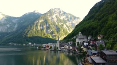Avusturya Alpleri 'ndeki ünlü Hallstatt Dağları köyünün panoramik manzarası güzel bir gün. Yüksek kalite 4k görüntü