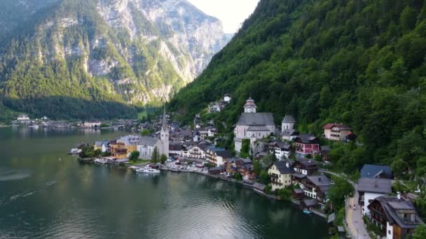 Luchtfoto Van Hallstatt Dorp Alpen Bergen Achtergrond Oostenrijk Stock Drone — Stockvideo
