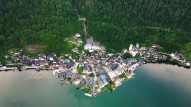 Hallstatt köyünün en iyi manzarası, Avusturya 'daki Alps dağlarının arka planı, insansız hava aracı videosu. Yüksek kalite 4k görüntü