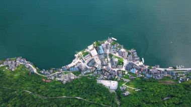 Hallstatt köyünün en iyi manzarası, Avusturya Stok insansız hava aracı videosundaki dağlar. Yüksek kalite 4k görüntü