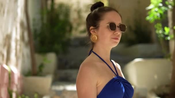 Meisje Blauwe Jurk Zonnebril Poseren Voor Camera Ibiza Oude Steegje — Stockvideo