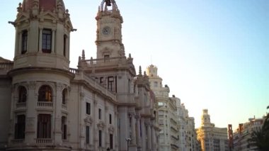 VALENCIA, İspanya - 20 Mayıs 2023: güneşli bir gün. Yoldaki arabalar, tarihi binalar. Yüksek kalite 4k görüntü