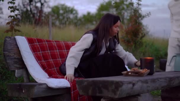 Roztomilý Milující Pár Sedí Lavičce Copánky Dívka Nalévá Nápoje Kávy — Stock video