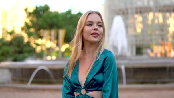 Attractive Girl Blue Dress Posing Camera Fountain Background Park Valencia — Stock Video