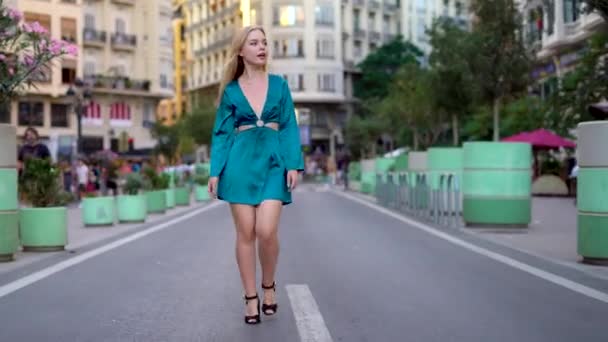 드레스를 금발은 시간에 거리를 고품질 — 비디오