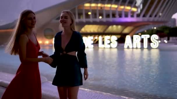 Duas Meninas Amigáveis Vestido Andando Rua Cidade Cheia Cafés Rindo — Vídeo de Stock