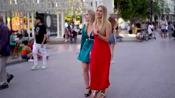 Jonge Meisjes Lopen Hand Hand Stad Straat Genieten Hoge Kwaliteit — Stockvideo
