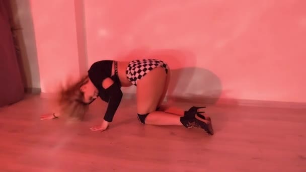 Menina Calções Xadrez Saltos Altos Com Almofadas Dança Joelho Dançando Videoclipe