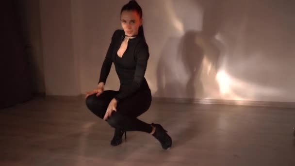 Menina Sexy Roupas Pretas Dançando Fundo Néon Laranja Dança Estúdio Vídeo De Stock Royalty-Free