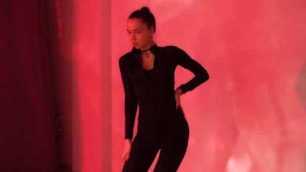 Menina Sexy Com Roupas Pretas Gargantilha Dançando Fundo Néon Laranja — Vídeo de Stock