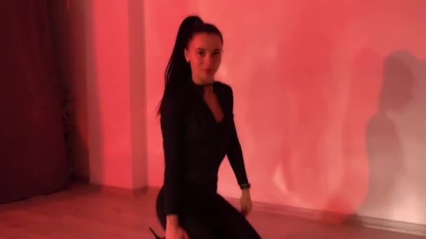 性感女孩 带着窒息和黑色衣服 在橙色霓虹灯背景下跳舞 动作缓慢 高质量的Fullhd镜头 — 图库视频影像