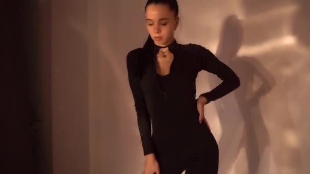 Сексуальная Девушка Черной Одежде Танцует Студии Светлым Фоном Танцует Студии — стоковое видео