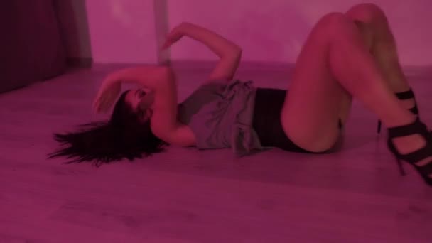 Mulher Sexy Com Gargantilha Dançando Chão Estúdio Iluminado Vermelho Imagens Vídeo De Stock