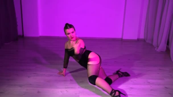 Sexy Modelka Černé Průhledné Střeše Tančí Podlaze Osvětleném Ateliéru Vysoce — Stock video