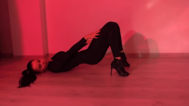 身材苗条的性感女子穿着高跟鞋在地板上跳舞 在演播室里表演时动作缓慢 优质Fullhd影片 — 图库视频影像