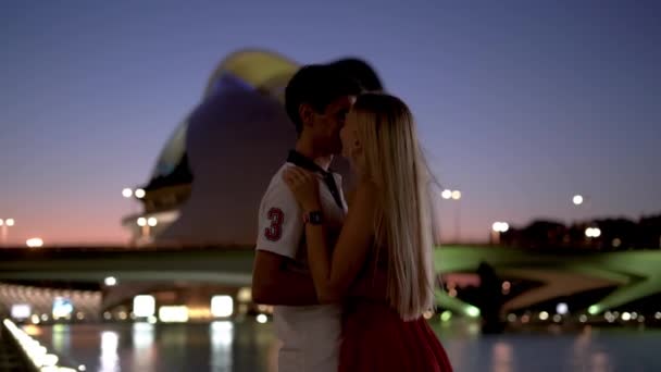 커플은 근처의 시간에 머물며 팔라우 Palau Les Arts 포옹하고 키스합니다 — 비디오