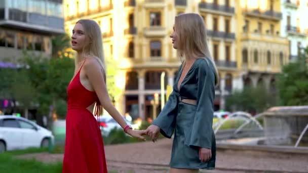 Jovens Meninas Positivas Andando Mãos Dadas Rua Parque Cidade Durante Filmagem De Stock