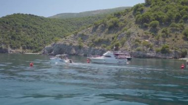 Denizdeki teknenin havadan görünüşü. Ada dağlarında seyahat, arka plan, okyanus, gökyüzü. Yüksek kalite 4k görüntü