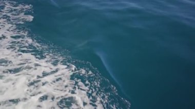Tekneden iz var. Arkadan bak. Okyanus suyu. Koyu mavi. Kaliteli 4km 'lik görüntüler.