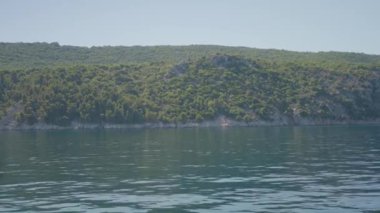 Bereketli yeşil tepeleri ve dingin suları olan huzurlu bir manzara. Güzellik ve sükunetin nefes kesici bir görüntüsü.