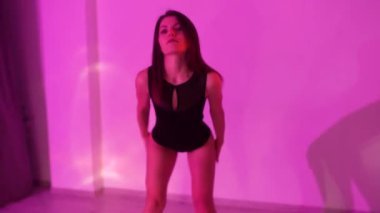 Stüdyoda tutkuyla dans eden güzel seksi kadın. Vücudun baştan çıkarıcı hareketleri. Yüksek kaliteli FullHD görüntüler