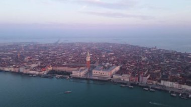 Venedik İtalya ufuk çizgisi gündoğumu renkli gökyüzü manzaralı. Eski kasaba kuşları manzaralı Venedik büyük kanal katedrali kilisesi. Venedikli gemiler İtalya 'da. Yüksek kalite 4k görüntü