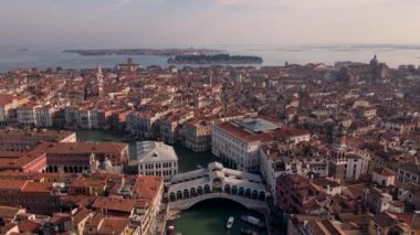 Venedik şehrinin su ve çatılardaki hava manzarası. Bazilika ve kanallar. Venedik Kanalı 'ndan aşağı uçan bir uçak. Venedik, İtalya 'nın hava aracı panoramik videosu. Yüksek kalite 4k görüntü