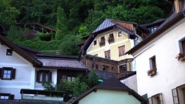 Marktplatz, Hallstatt, Avusturya 'daki geleneksel binalar. Yüksek kalite 4k görüntü