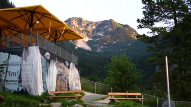 Hallstatt 'teki kafe. Hallstatt Alp Gölü Dağı geçmişi, video kayıtları. Yüksek kalite 4k görüntü