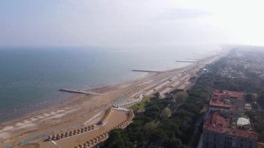 Bu çarpıcı hava görüntüsü olağanüstü bir sahili ve nefes kesici kıyı manzarasını çok güzel gösteriyor.