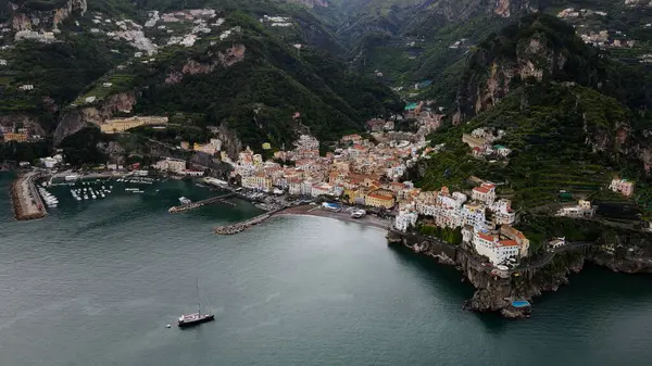 Amalfi kıyısındaki ünlü turist beldesinin havadan görüntüsü, denizde bir tekne. Yüksek kalite fotoğraf