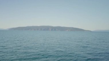 İzole edilmiş bir ada, engin bir su kütlesinin ortasında huzur içinde, çarpıcı bir ufukla, masmavi gökyüzüyle ve yumuşak dalgaların huzurlu sesiyle çevrili.