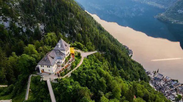 Skywalk platformundan Hallstatt hava görüntüsü. Muhteşem sonbahar manzarası. Skywalk Dünya Mirası Manzarası. Yüksek kalite fotoğraf