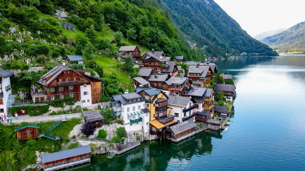 Hallstatt köyünün hava manzarası, Avusturya Stok Fotoğrafları ve Resimler 'deki Alp dağlarının arka planı - insansız hava aracı manzarası. Yüksek kalite fotoğraf