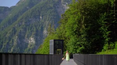 Kadın Hallstatt Doğa 'da yürüyor, dağlarda, arka planda, yaz zamanında, Avusturya' da. Yüksek kalite 4k görüntü