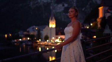 Kadın, Hallstatt Doğa 'sında yürüyor ve gecenin tadını çıkarıyor. Yüksek kalite 4k görüntü