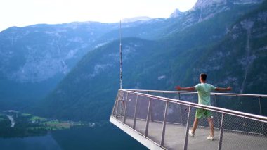 Hallstatt Platformu, Alpler ve Hallstatt Gölü 'nde yürüyen bir adam görülüyor. Yüksek kalite 4k görüntü