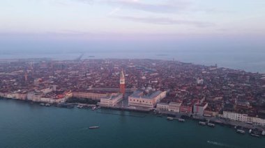 Venedik İtalya ufuk çizgisi gündoğumu renkli gökyüzü manzaralı. Eski kasaba kuşları manzaralı Venedik büyük kanal katedrali kilisesi. Venedikli gemiler İtalya 'da. Yüksek kalite 4k görüntü